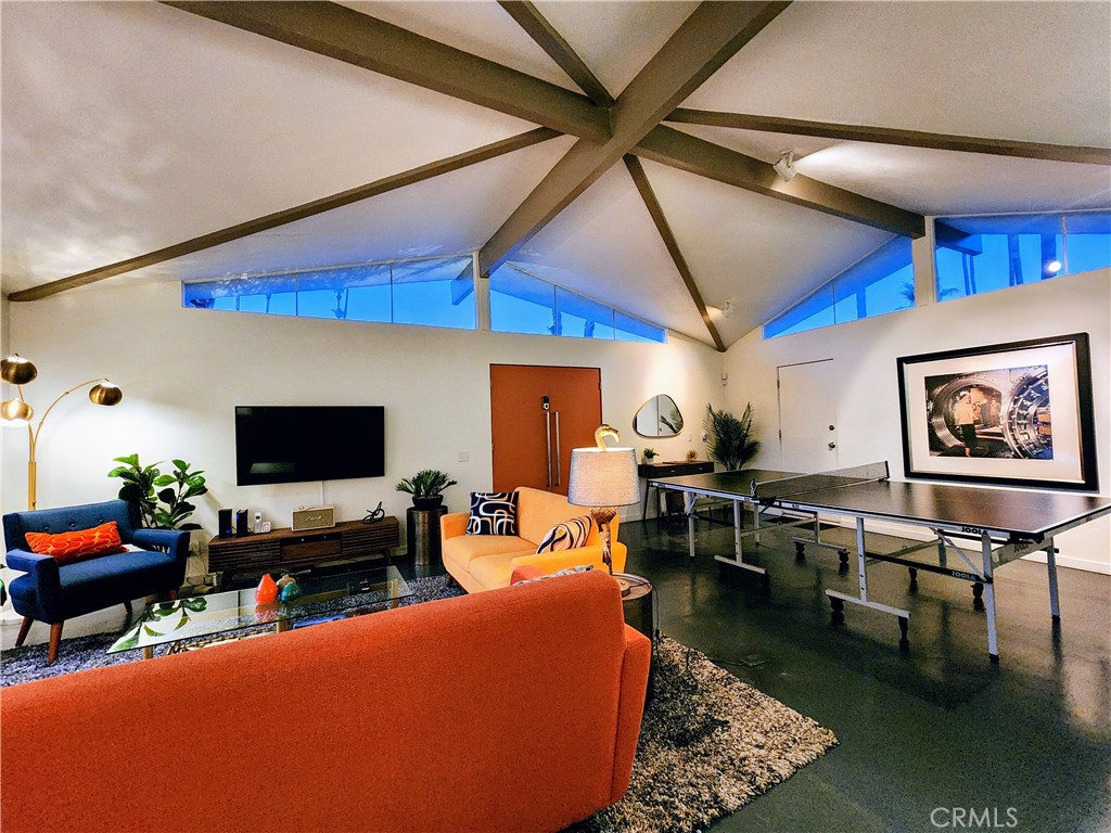 https://media.crmls.org/medias/93c63612-df73-48c4-9cc5-d82318f923b1.jpg?preset=X-Large