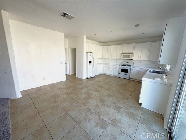 Detail Gallery Image 6 of 26 For 2709 E Avenue J4, Lancaster,  CA 93535 - 5 Beds | 2/1 Baths