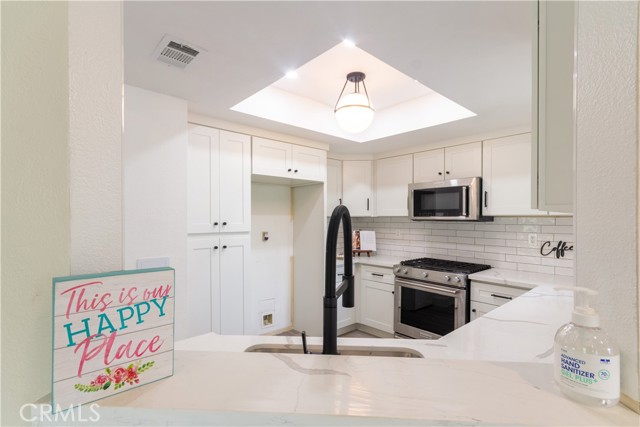 1033 S Dewcrest Drive, Anaheim CA: https://media.crmls.org/medias/93cda5a6-b08d-4c8e-8400-166a385ae568.jpg