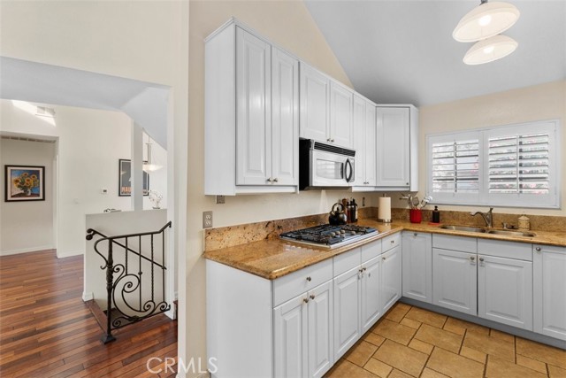 221 Violet Avenue, Monrovia CA: https://media.crmls.org/medias/93cdb31f-3bbe-416b-820b-f18f9c34bea2.jpg