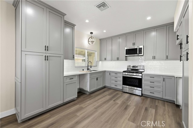 Detail Gallery Image 5 of 14 For 13974 Palomino Ct, Victorville,  CA 92394 - 3 Beds | 2/1 Baths