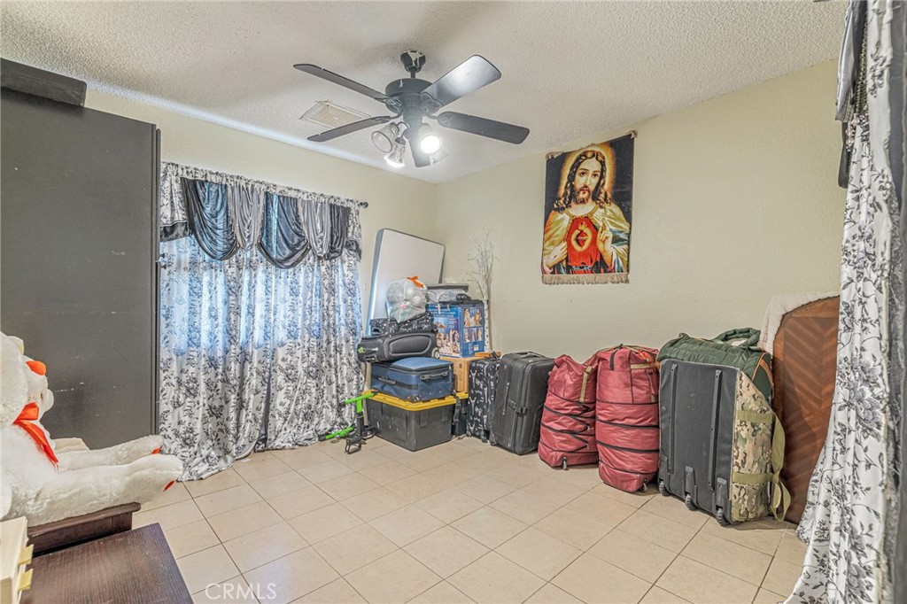 https://media.crmls.org/medias/93d22ddb-7e08-44e4-9f99-562930de3455.jpg?preset=X-Large