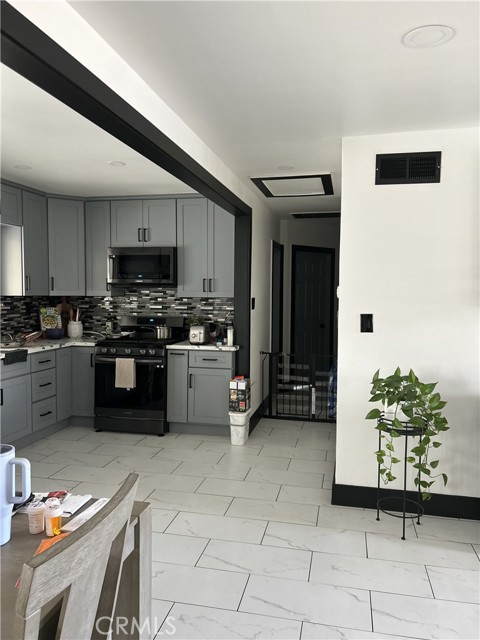 8680 Indiana Avenue, Riverside CA: https://media.crmls.org/medias/93d3b374-8fd1-4102-8145-b7d10de99912.jpg