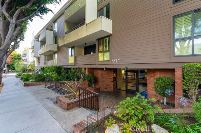 911 N Kings Road, West Hollywood CA: https://media.crmls.org/medias/93d72b22-4279-4f2f-90d8-2067b5232dfc.jpg