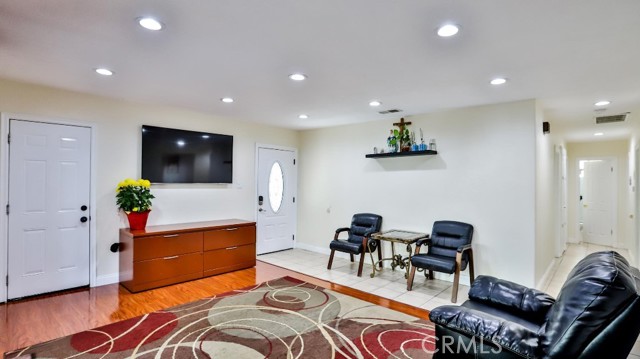 Detail Gallery Image 4 of 55 For 2306 Laird St, Santa Ana,  CA 92706 - 6 Beds | 5 Baths
