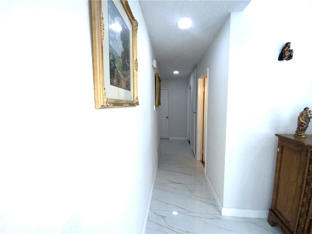 https://media.crmls.org/medias/93d99449-7b76-478e-9b65-ec28e35bc146.jpg?preset=X-Large