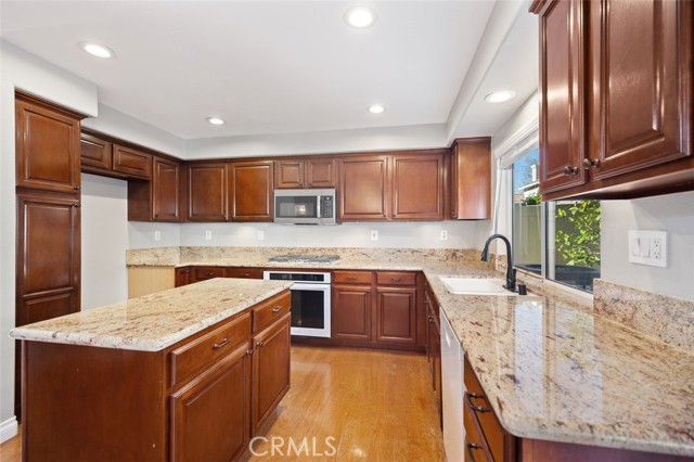 Detail Gallery Image 5 of 12 For 5 Charlemont, Aliso Viejo,  CA 92656 - 3 Beds | 2/1 Baths