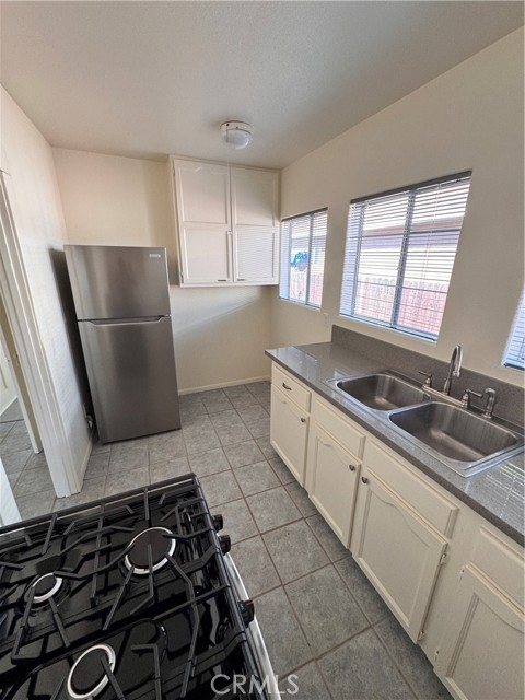 179 E 48th Street, Los Angeles CA: https://media.crmls.org/medias/93dc58f7-8adf-43b2-a481-feb599c466d0.jpg