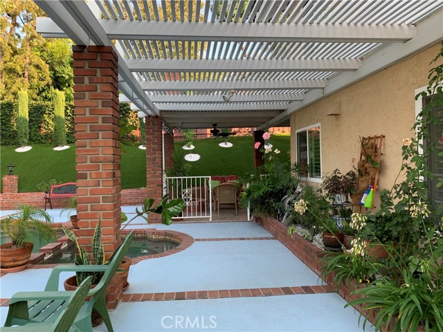 patio area w/ lattice