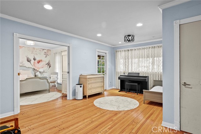 1046 E Grinnell Drive, Burbank CA: https://media.crmls.org/medias/93df45bb-cbcf-40b7-ad03-50114802c722.jpg