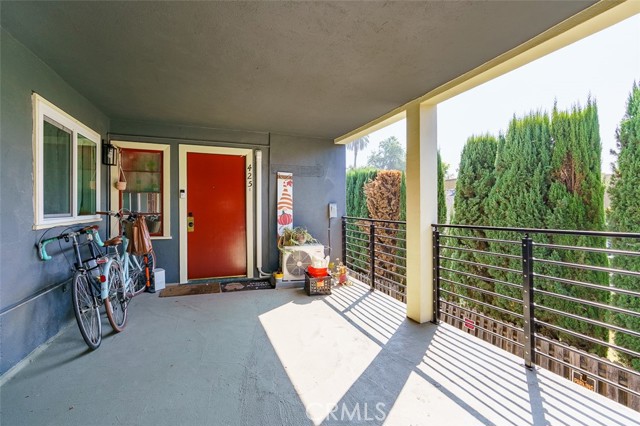 425 N Raymond Avenue, Pasadena CA: https://media.crmls.org/medias/93e5fa52-50ef-4efd-8fde-613ecb3b28a8.jpg