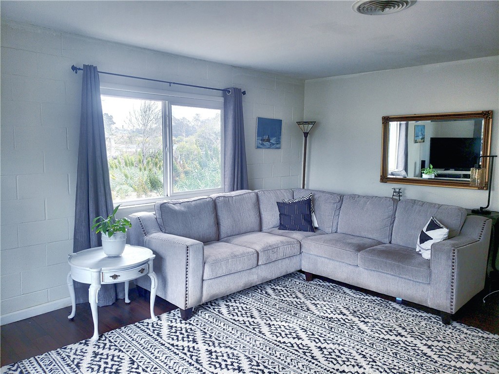https://media.crmls.org/medias/93ea06c0-7492-44fe-bf0b-d9deb354dc5c.jpg?preset=X-Large