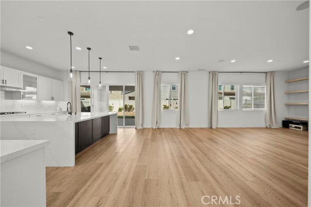 Detail Gallery Image 8 of 56 For 17715 Hillside, Canyon Country,  CA 91350 - 4 Beds | 4 Baths