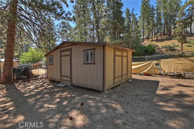 320 W Aeroplane Boulevard, Big Bear City CA: https://media.crmls.org/medias/93f0240f-edbf-499e-9cad-1fed610ef772.jpg