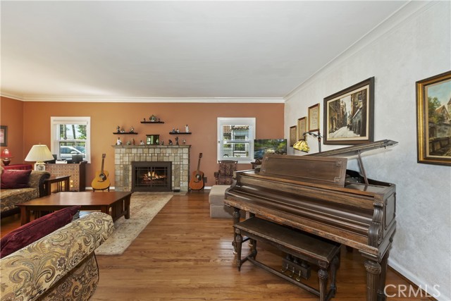 Detail Gallery Image 14 of 39 For 125 E H St, Ontario,  CA 91764 - 4 Beds | 2 Baths