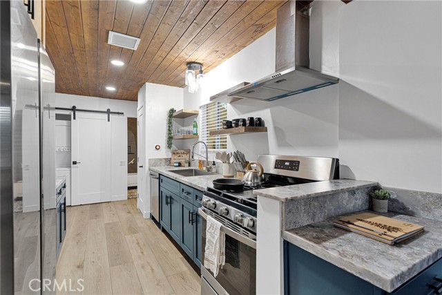 906 W Aeroplane Boulevard, Big Bear City CA: https://media.crmls.org/medias/93f41b2a-ae5a-4273-ab58-71295d90ed4e.jpg