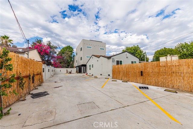 Detail Gallery Image 26 of 27 For 11839 1/2 Runnymede, North Hollywood,  CA 91605 - 4 Beds | 4 Baths