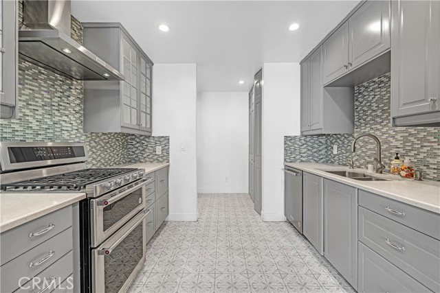 Detail Gallery Image 2 of 15 For 1940 N Highland Ave #75,  Los Angeles,  CA 90068 - 3 Beds | 2 Baths