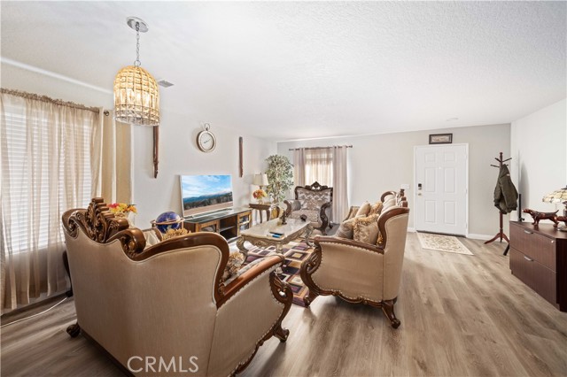 Detail Gallery Image 5 of 28 For 38661 Annette Ave, Palmdale,  CA 93551 - 5 Beds | 2/1 Baths