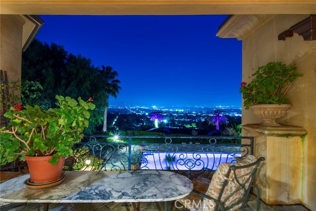 Detail Gallery Image 37 of 73 For 18933 La Montana Pl, Tarzana,  CA 91356 - 7 Beds | 6/1 Baths