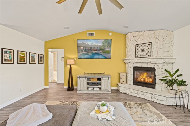 204 Crater Lake Drive, Chico CA: https://media.crmls.org/medias/93fbeeb3-26f0-4892-ab07-f235519f8d49.jpg