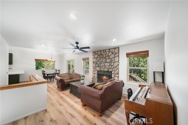 Detail Gallery Image 4 of 33 For 574 Mill Ct, Lake Arrowhead,  CA 92352 - 3 Beds | 2 Baths