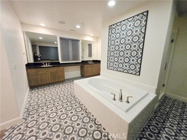 Detail Gallery Image 6 of 6 For 117 Amber Sky, Irvine,  CA 92618 - 4 Beds | 4/1 Baths