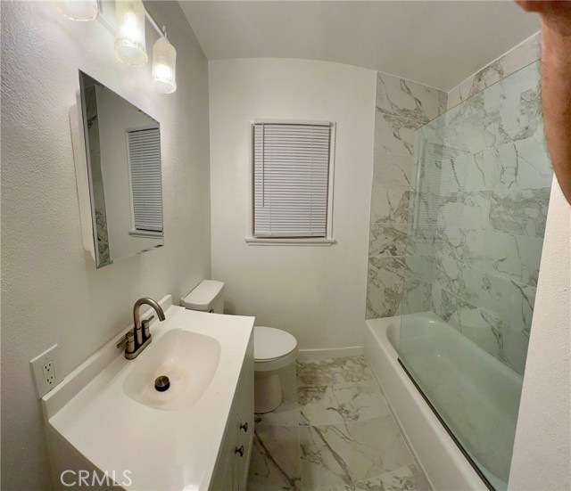 Detail Gallery Image 8 of 13 For 18656 Runnymede Street, Reseda,  CA 91335 - 3 Beds | 2 Baths