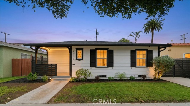 Detail Gallery Image 5 of 42 For 2010 Golden, Long Beach,  CA 90806 - 3 Beds | 2 Baths