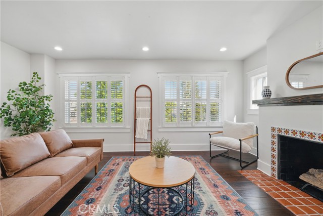 2111 S Bronson Ave, Los Angeles CA: https://media.crmls.org/medias/9404bf9d-5d53-4d93-8847-e9b7b1082529.jpg