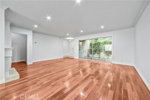 Detail Gallery Image 5 of 29 For 9637 via Rimini #121,  Burbank,  CA 91504 - 3 Beds | 3 Baths