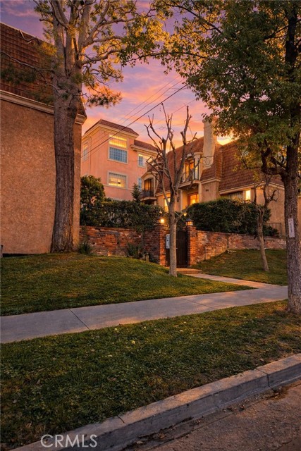 Detail Gallery Image 3 of 5 For 4370 W 8th, Los Angeles,  CA 90005 - 3 Beds | 3 Baths