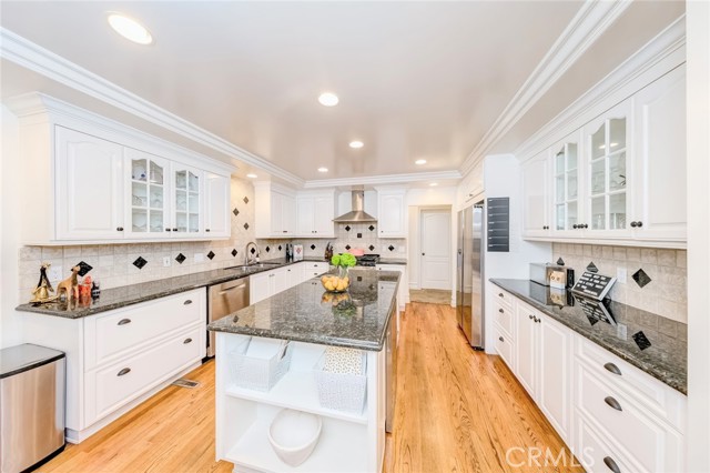 516 Orange Grove Avenue, South Pasadena CA: https://media.crmls.org/medias/940c8f98-e401-471e-8a8d-8a3a2268c984.jpg