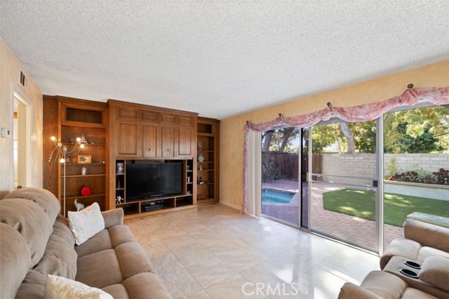 Detail Gallery Image 10 of 31 For 3485 Venetian Dr, Costa Mesa,  CA 92626 - 4 Beds | 2/1 Baths