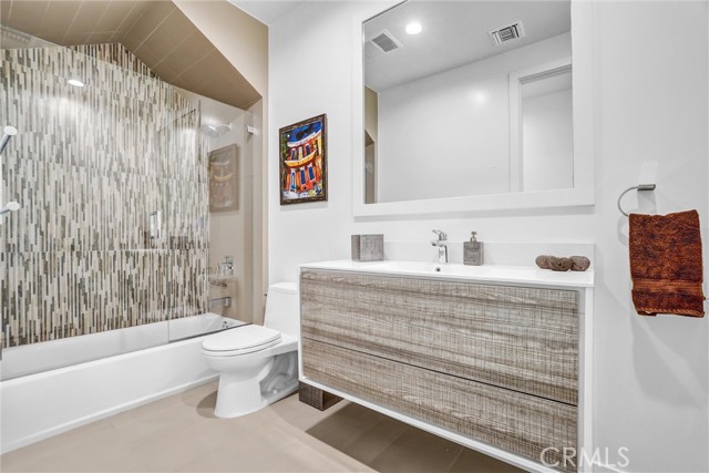 Detail Gallery Image 17 of 29 For 221 Attica, Long Beach,  CA 90803 - 5 Beds | 4 Baths