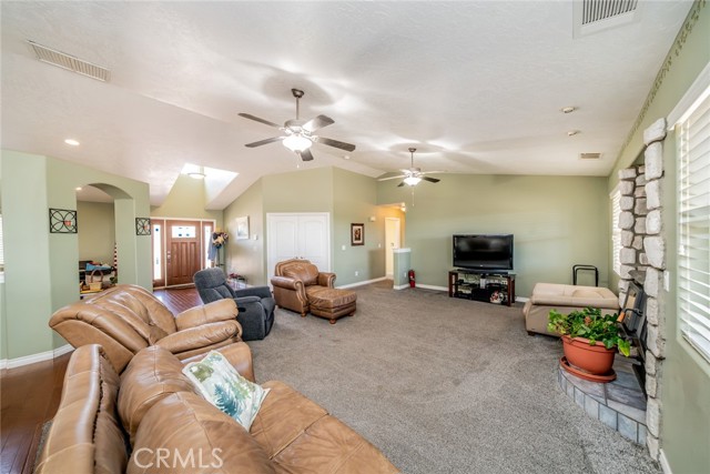 Detail Gallery Image 12 of 50 For 10636 Larch, Oak Hills,  CA 92344 - 5 Beds | 3 Baths