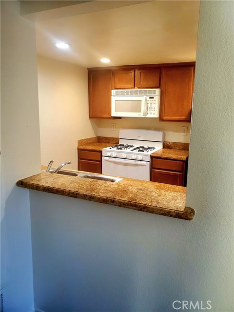 Detail Gallery Image 9 of 19 For 1110 107 W Blaine, Riverside,  CA 92507 - 2 Beds | 2 Baths