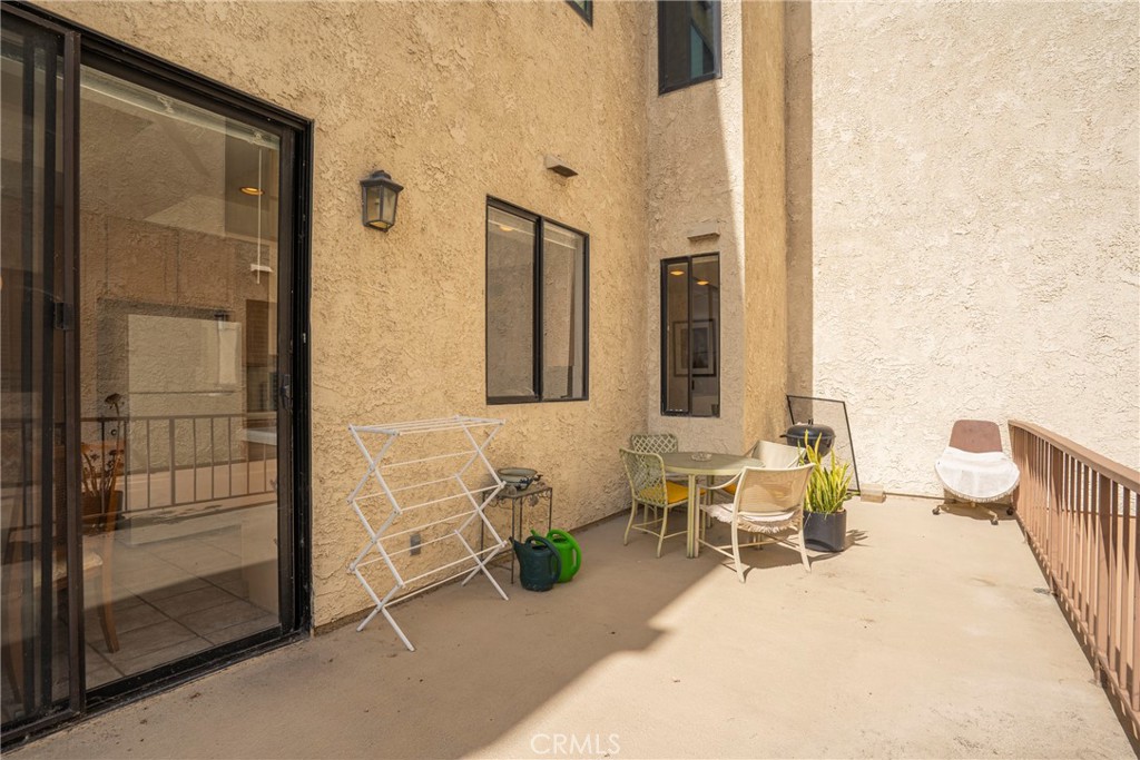https://media.crmls.org/medias/94173f43-f375-41e5-b3c7-5496b86cda8a.jpg?preset=X-Large