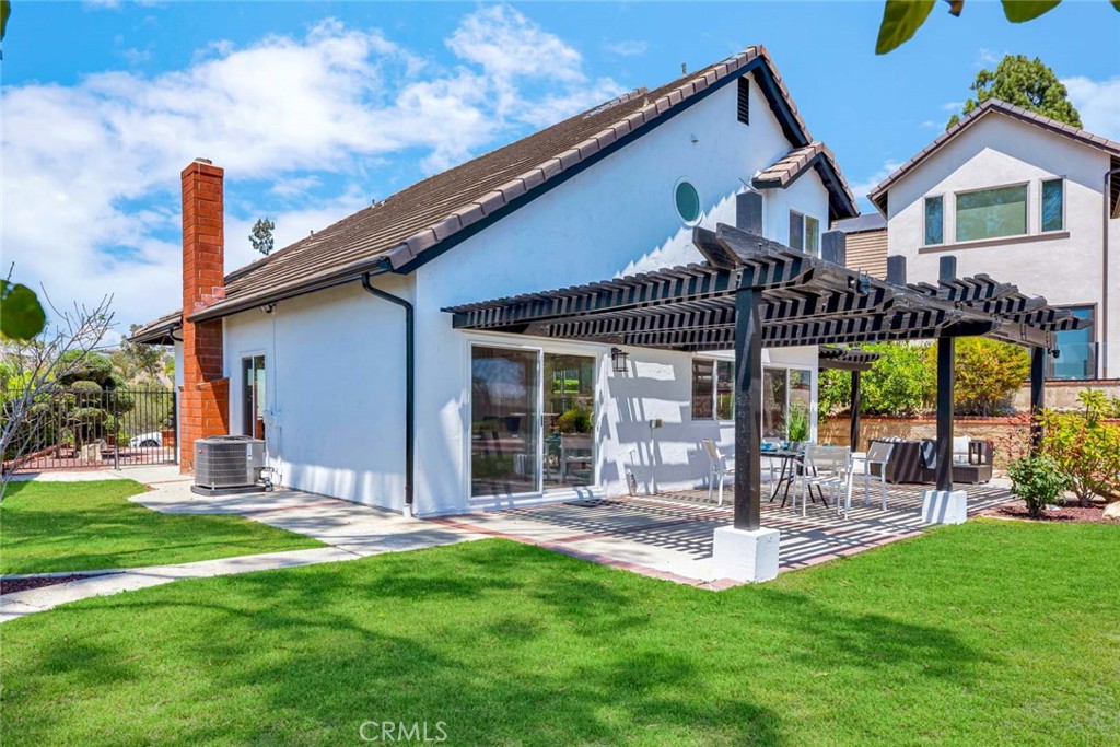 https://media.crmls.org/medias/9418e7fa-ebb7-4cba-8be8-2d3a63fce18e.jpg?preset=X-Large