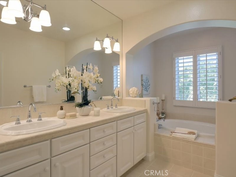 https://media.crmls.org/medias/941b9120-3be2-4d2c-8004-e1b4c35db62d.jpg?preset=X-Large