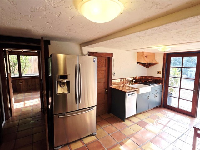 1403 Avon Park, Los Angeles CA: https://media.crmls.org/medias/941df7c9-928b-4114-8691-4c427b1ebb44.jpg
