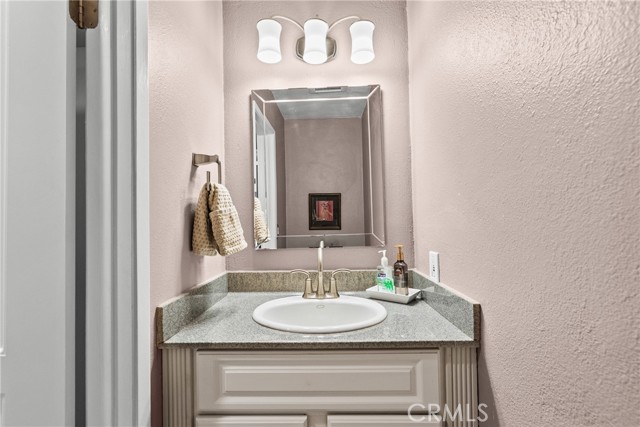 Detail Gallery Image 9 of 24 For 22123 Burbank Blvd #2, Woodland Hills,  CA 91367 - 3 Beds | 2/1 Baths