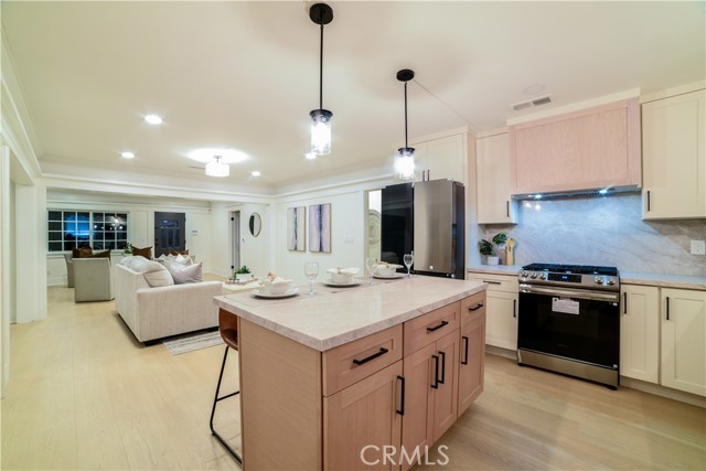 748 N Kenmore, Los Angeles CA: https://media.crmls.org/medias/94247816-5a0b-4658-83e1-afa06c092c66.jpg