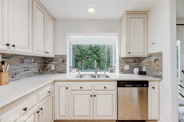 Detail Gallery Image 18 of 42 For 1924 Ruhland Ave #B,  Redondo Beach,  CA 90278 - 3 Beds | 2/1 Baths