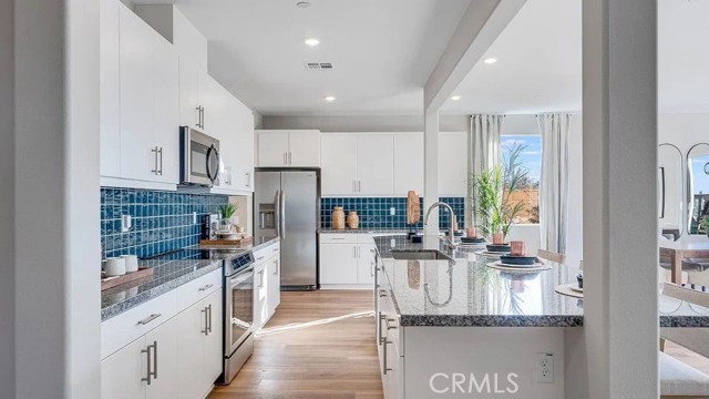 Detail Gallery Image 2 of 26 For 14225 Rollins St, Hesperia,  CA 92345 - 5 Beds | 3/1 Baths