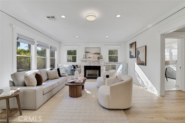 Detail Gallery Image 6 of 40 For 337 N Beachwood, Los Angeles,  CA 90004 - 3 Beds | 2 Baths