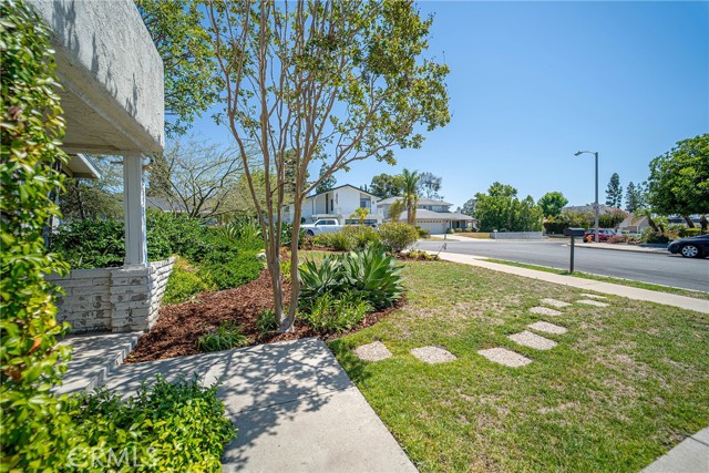 25531 Classic Drive, Mission Viejo CA: https://media.crmls.org/medias/942d26be-1def-49de-975d-25a76d434b3c.jpg
