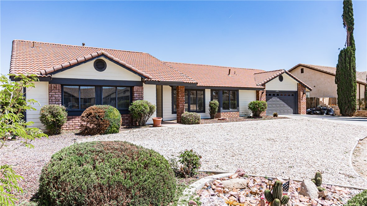 Detail Gallery Image 1 of 22 For 13677 Ivanpah Rd, Apple Valley,  CA 92308 - 3 Beds | 2 Baths