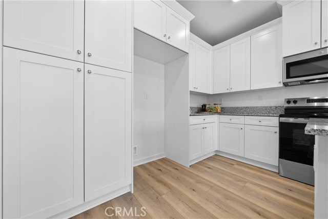 Detail Gallery Image 10 of 28 For 9423 N Sepulveda Blvd. #2,  North Hills,  CA 91343 - 3 Beds | 3 Baths