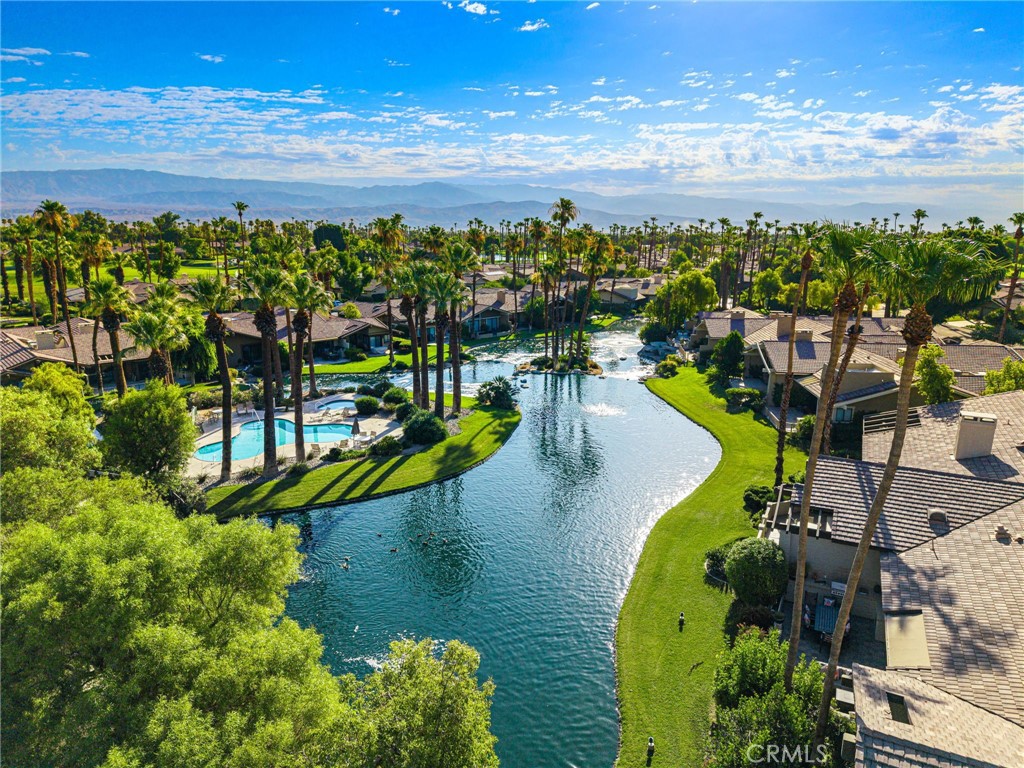 https://media.crmls.org/medias/9439f652-2af1-41d2-a2bb-1371e80feaf2.jpg?preset=X-Large